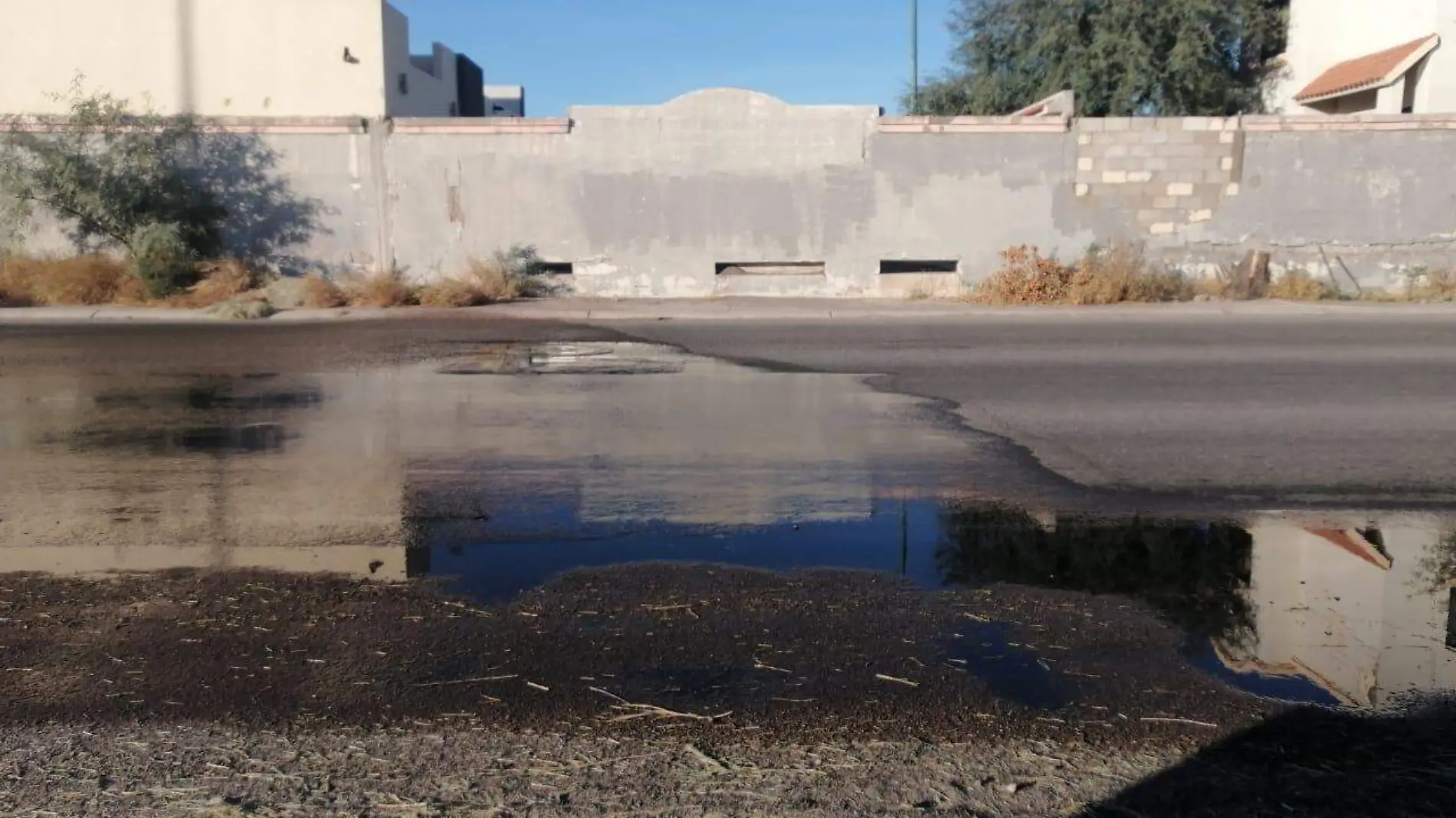 Resurge fuga de aguas negras en Villa Bonita